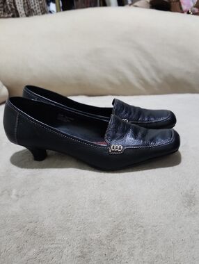 AEROSOLES Black Leather Low Kitten-Heel Loafers